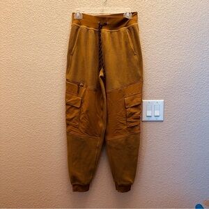 Lululemon women’s sweatpants size 6